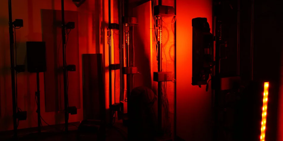 Projet Scénographie initié par la SAT. Lumière rouge et installations.