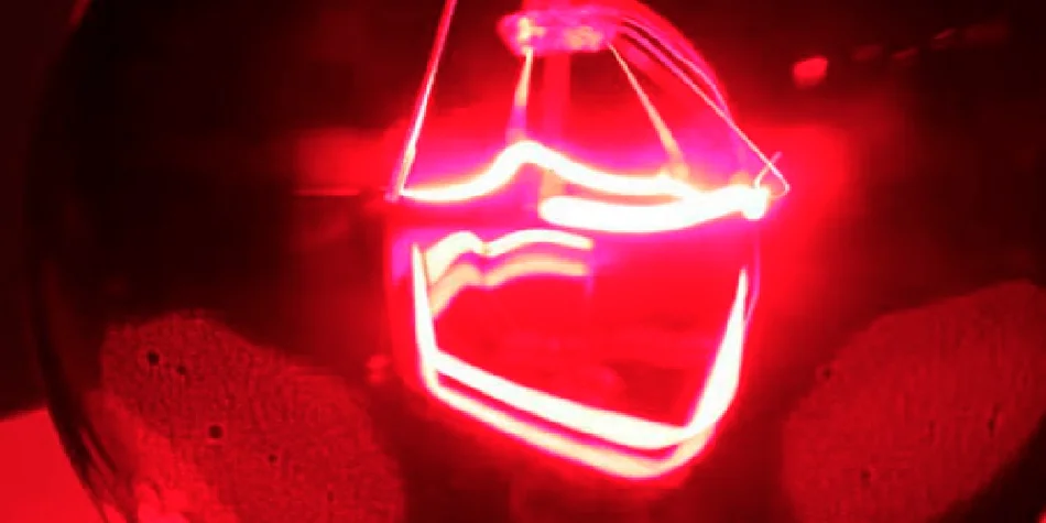 Photo close-up of a red light bulb