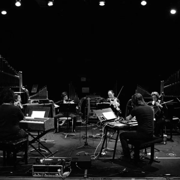 Photo d'une répétition de l'ensemble en noir et blanc