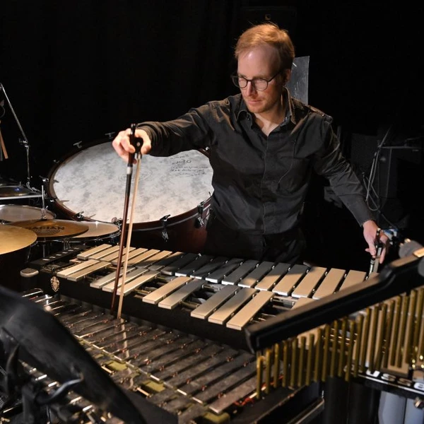 Photo de Benoit Poly aux percussions