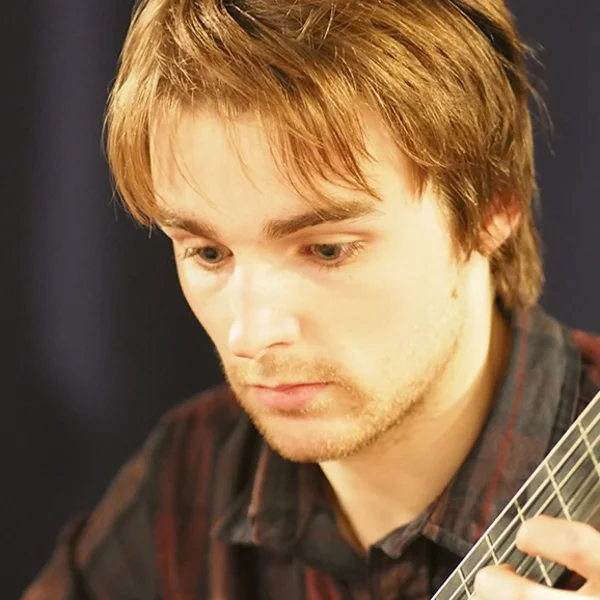 Photo de Francis Brunet-Turcotte jouant de la guitare 