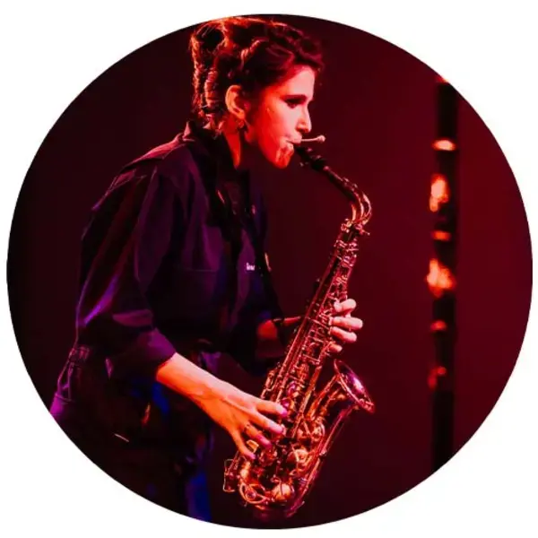 Photo de Geneviève D'Ortun avec saxophone