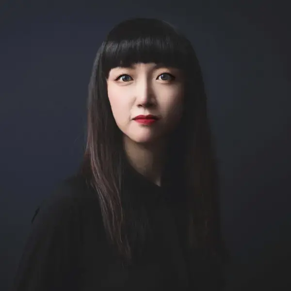 Photo de Huizi Wang avec un bouquet de fleurs 